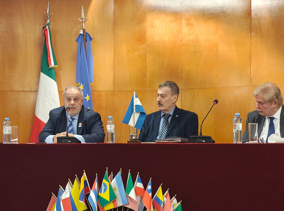 El Dr. Franco Tirelli en la UB