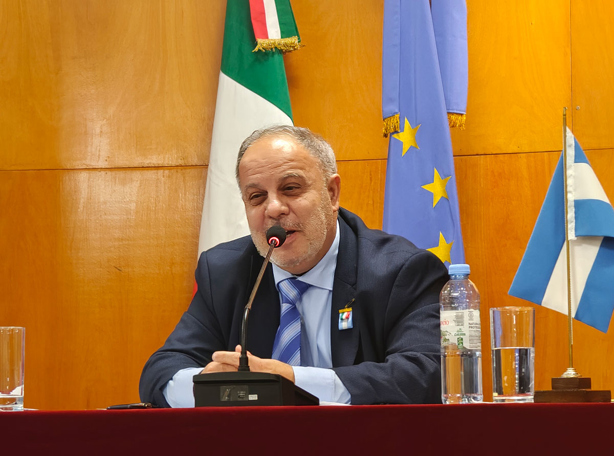 El Dr. Franco Tirelli en la UB