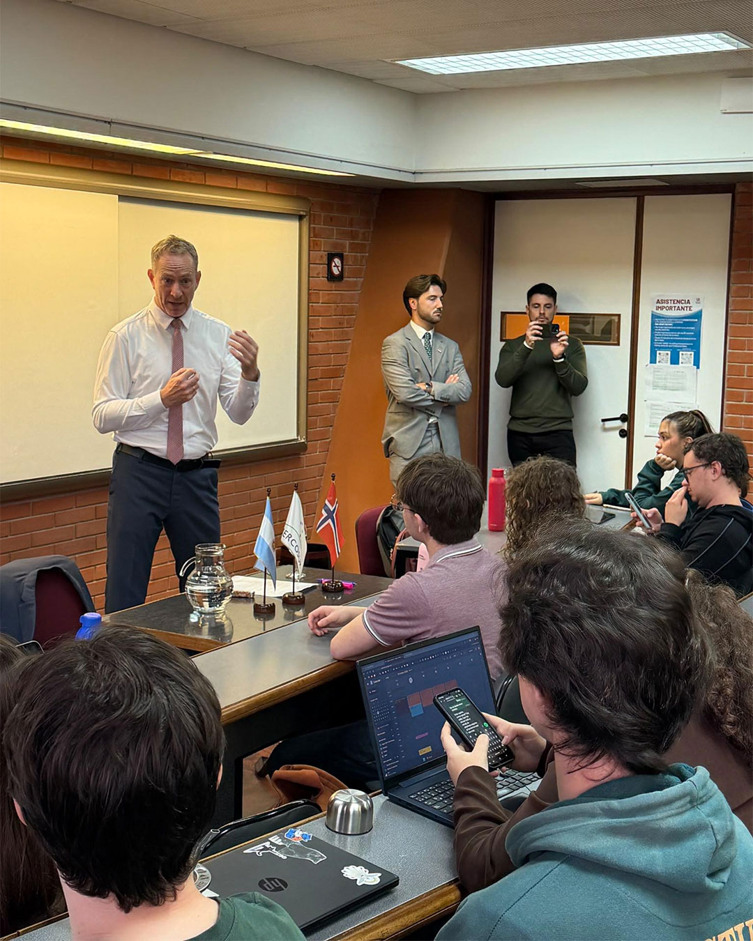 El embajador de Noruega visitó la Universidad de Belgrano para dialogar sobre negociación internacional y oportunidades comerciales