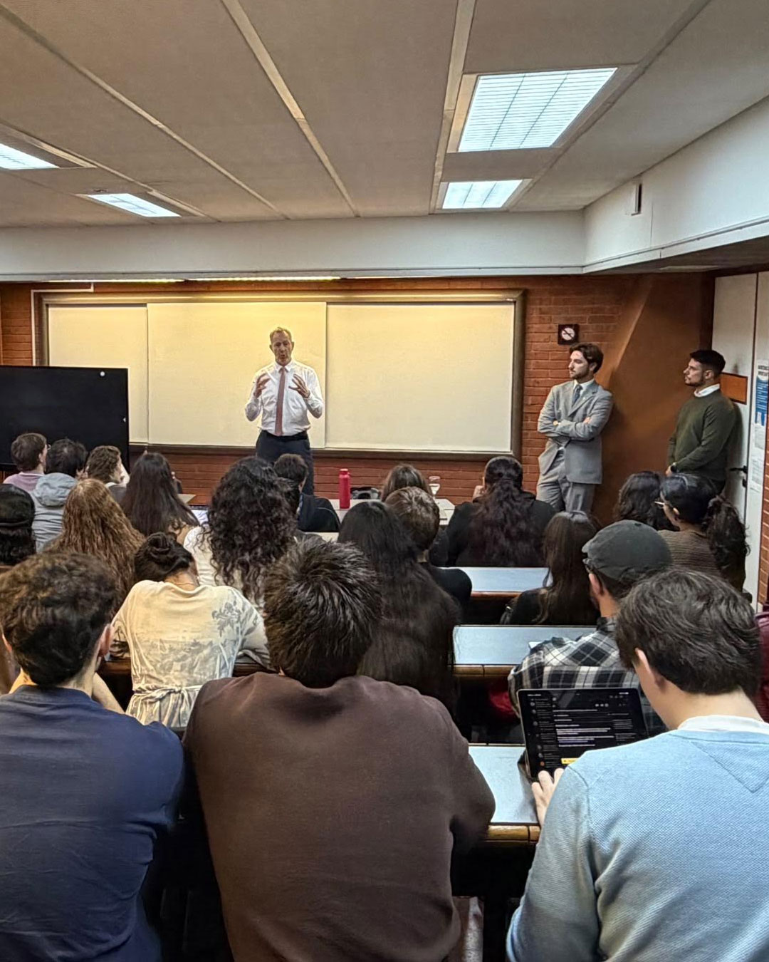 El embajador de Noruega visitó la Universidad de Belgrano para dialogar sobre negociación internacional y oportunidades comerciales
