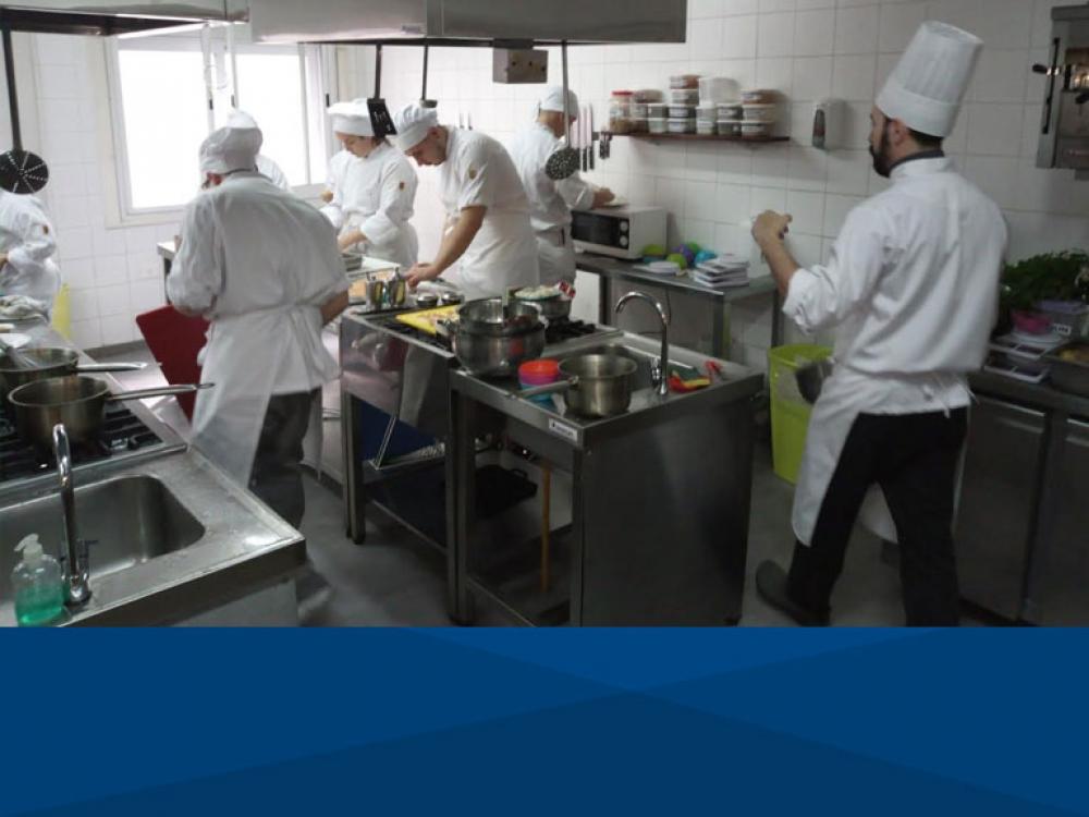 Prácticas de cocina internacional de alumnos de 1er año de Gastronomía