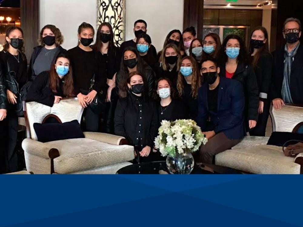 Alumnos UB en un sight inspection al Hotel Four seasons