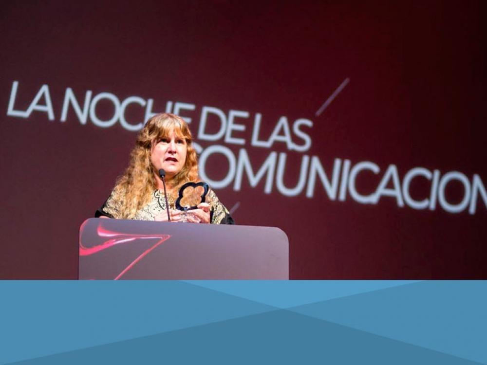 Premian a Directivo de la UB en La noche de las Comunicaciones