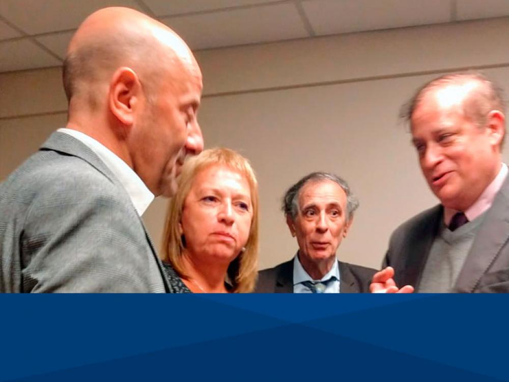 Entrega de distinción  al Dr. Daniel Rosamilia