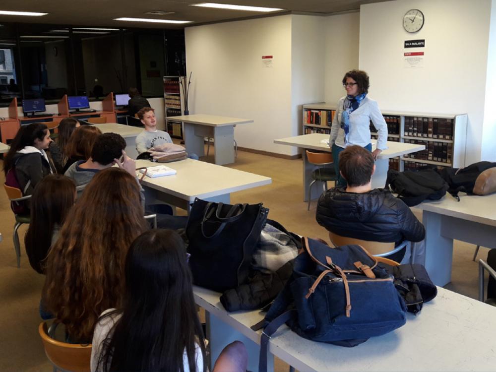 Taller de Tesis en la sala parlante de la Biblioteca