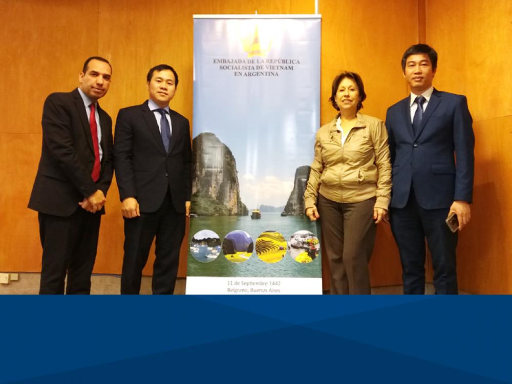 La Embajada de Vietnam en la UB